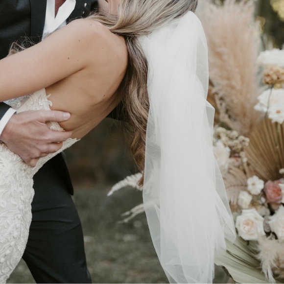 Wedding veil: Soft Wedding Veil
• Length: Waist 30&quot;
• Color: Light Ivory - Picture 2 of 7